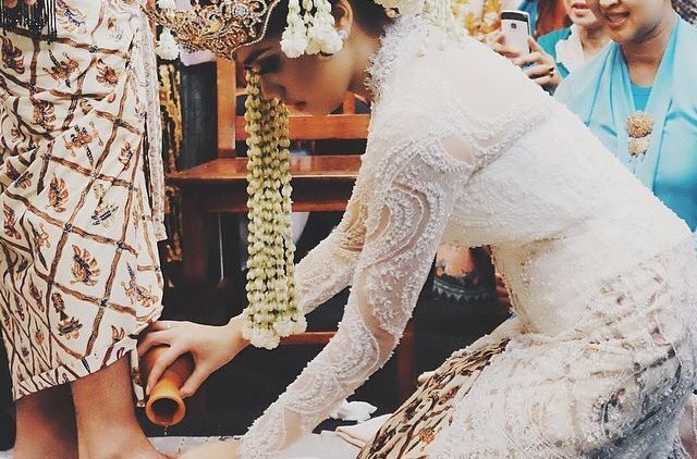 Lestarikan Budaya Indonesia, Yuk Intip Uniknya Tradisi Nincak Endog Pada Pernikahan Adat Sunda