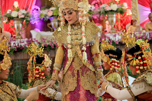 Busana Para Raja,  Yuk Lihat Lebih Dekat Kain Songket Dalam Adat Pernikahan Suku Palembang